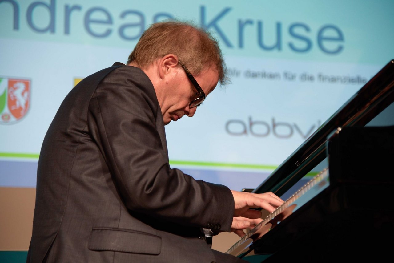 Prof. Dr. Andreas Kruse performing on the piano