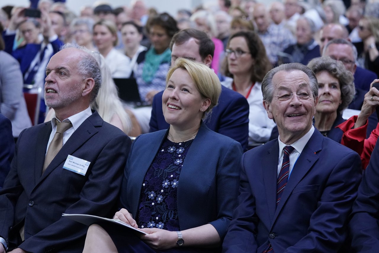 Karl Michael Griffig, deputy chairman of BAGSO, Franziska Giffey, the Federal Minister for Family Affairs, Senior Citizens, Women and Youth and Franz Müntefering, chairman of BAGSO sitting in the audience