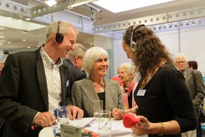 © BAGSO/Hoffmann Barbara Rütting im Gespräch mit Moderatoren des Deutschlandfunks