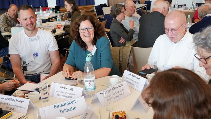 Arbeitsgruppe im Gespräch am Tisch