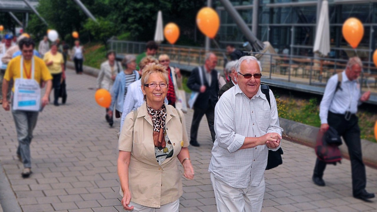 Menschen mit Luftballons auf dem Weg zur Dortmunder Messe 2018.