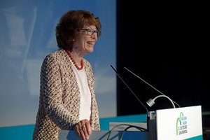 © BAGSO/Barajas Die Ärztin, Buchautorin und Schauspielerin Dr. Marianne Koch hält eine Rede