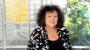 Porträtfoto der BAGSO-Vorsitzenden Dr. Regina Görner: ältere Frau mit dunklen kinnlangen lockigen Haaren und schwarz-weißer Bluse. 