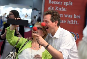 © BAGSO/Deck Eine Besucherin macht ein Foto mit Dr. Eckart von Hirschhausen