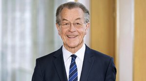 Portraitfoto von Herrn Müntefering: Ein älterer Mann mit dunkelgrauen Haaren und einer Brille. Er trägt einen Anzug mit Hemd und Krawatte.
