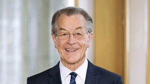 Portraitfoto von Herrn Müntefering: Ein älterer Mann mit dunkelgrauen Haaren und einer Brille. Er trägt einen Anzug mit Hemd und Krawatte.