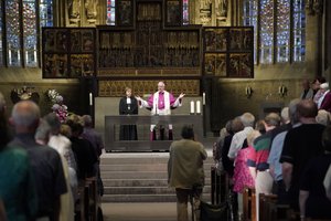 © BAGSO/Görgen Gemeinde und Altar beim Ökumenischer Gottesdienst