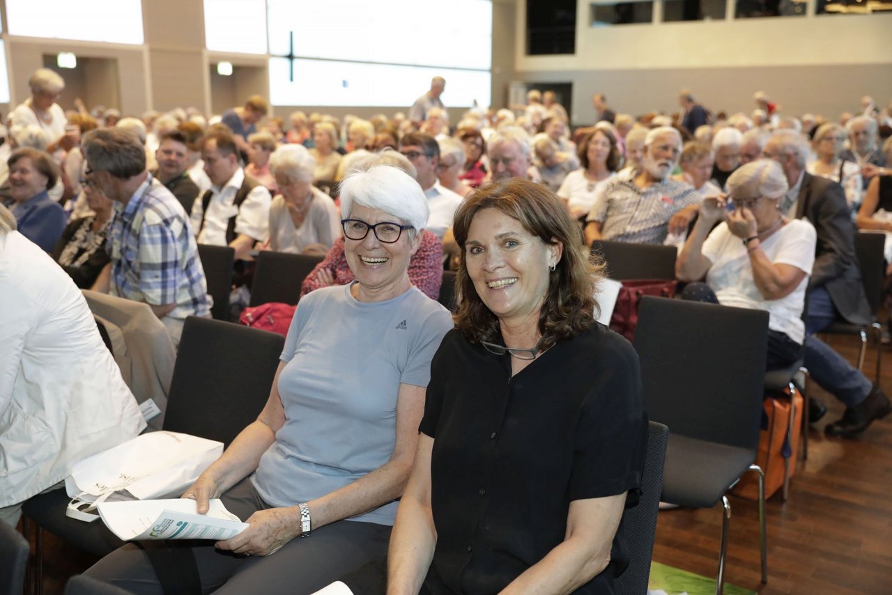 Heide Ecker-Rosendahl und Ulrike Nasse-Meyfahrt sitzen im Publikum