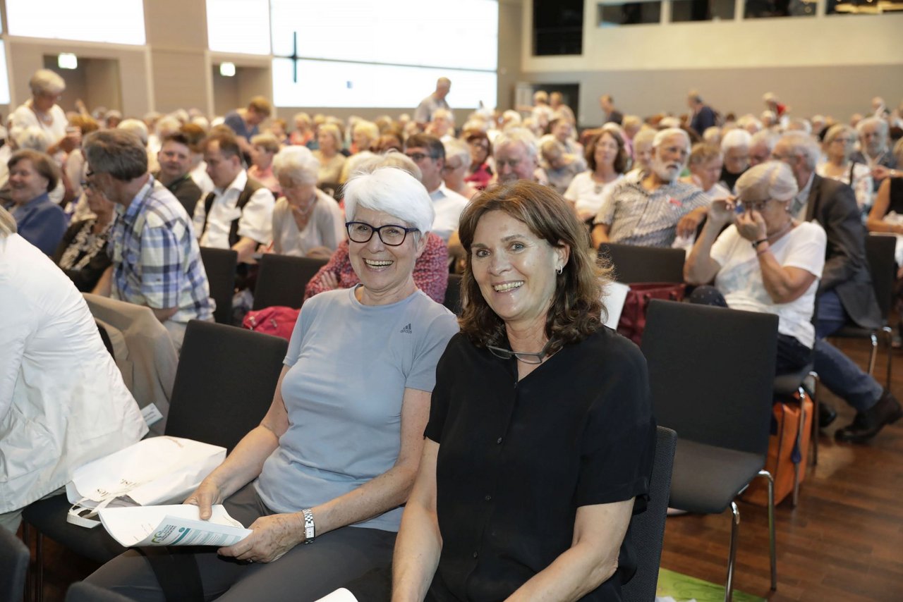 Heide Ecker-Rosendahl and Ulrike Nasse-Meyfahrt sitting in the audience