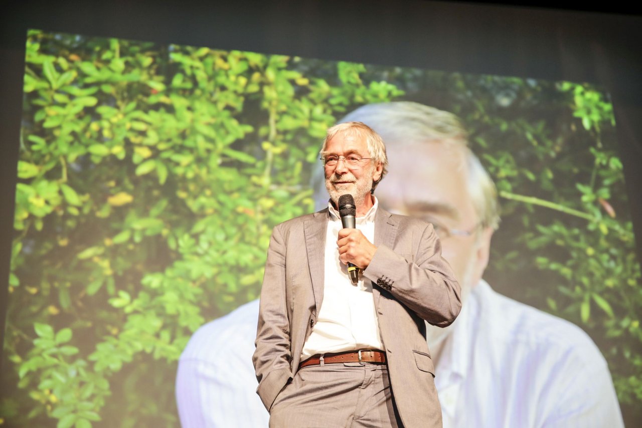 Prof. Dr. Gerald Hüter delivering a speech
