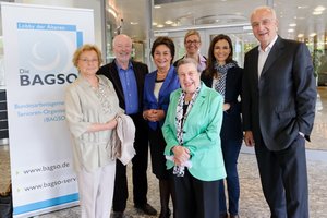 © BAGSO/Hoffmann Gruppenbild: Nadja Tiller, Bill Mockridge, Hannelore Rönsch, Prof. Dr. Ursula Lehr, Claudia Röttger, Julia-Niharika Sen, Fritz Pleitgen