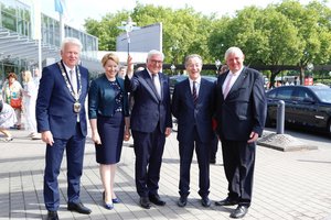 © BAGSO/Wehmeier Ein Gruppenbild mit dem Oberbürgermeister Ullrich Sierau, der Bundesseniorenministerin Franziska Giffey, dem Bundespräsident Frank-Walter Steinmeier, dem BAGSO-Vorsitzenden Franz Müntefering und dem nordrhein-westfälischen Sozialminister Karl-Josef Laumann.