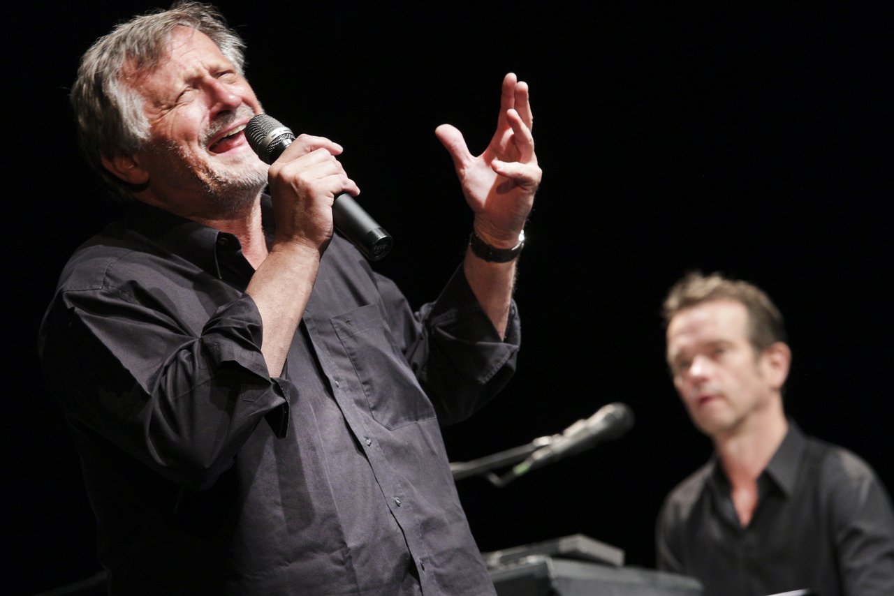 Konstantin Wecker and his pianist performing on the stage