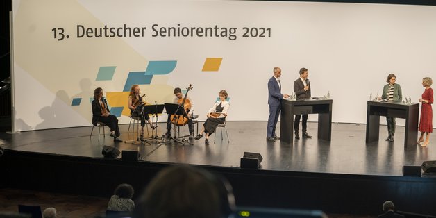 ©BAGSO/Sachs Eine Gesprächsrunde der Festveranstaltung