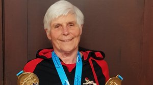 ©privat Portraitfoto Margarete Beideck: eine ältere Frau mit kurzen weißgrauen Haaren trägt einen Trainingsanzug und hat eine Medaille umhängen.