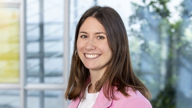 Portrait Hanna Lena Hohmann: Junge Frau mit schulterlangen Haaren. sie trägt einen rosafarbenen Blazer.