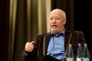© BAGSO/Hoffmann Bill Mockridge sitzt auf Bühne und spricht