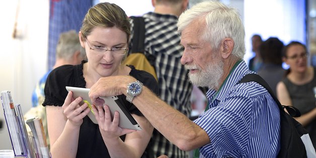 Frau zeigt Mann Tablet