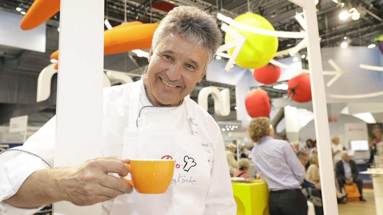 ©BAGSO/Deck Koch hält Kaffeetasse in der Hand