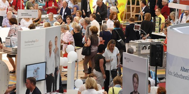 Ein Blick auf die gut besuchte Messe von oben.