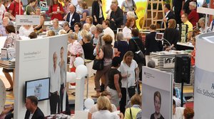Ein Blick auf die gut besuchte Messe von oben.