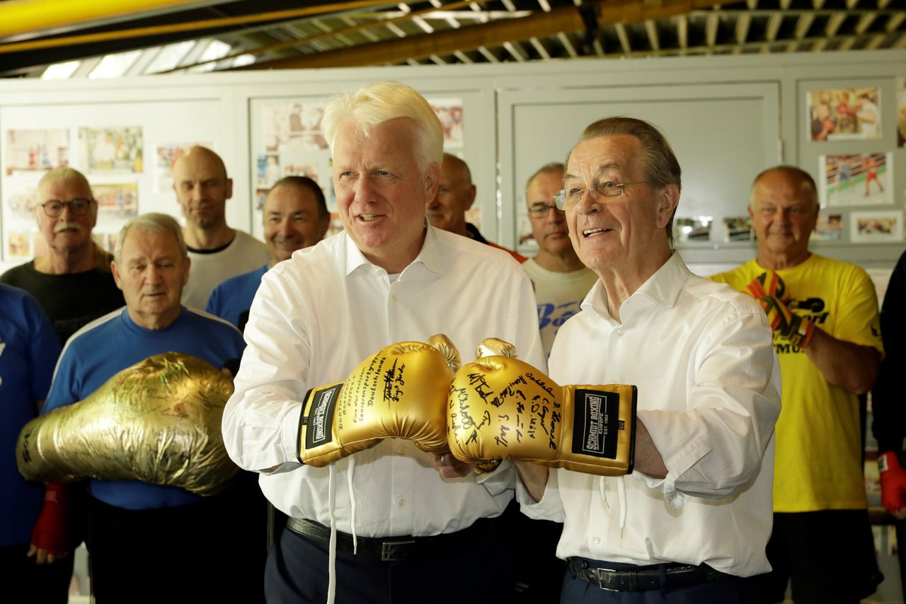 Der Oberbürgermeister Ullrich Sierau und der Vorsitzende der BAGSO Franz Müntefering posieren mit Boxhandschuhen.