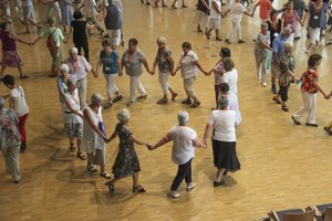 © BAGSO/Bock Menschen beim Tanzfest bilden einen Kreis und halten sich an den Händen