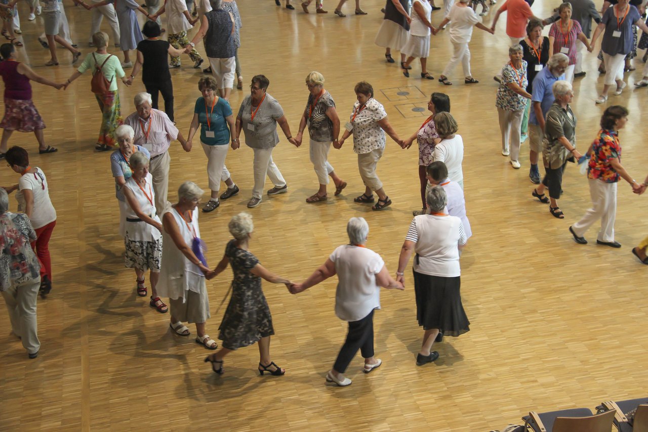 © BAGSO/Bock Menschen beim Tanzfest bilden einen Kreis und halten sich an den Händen