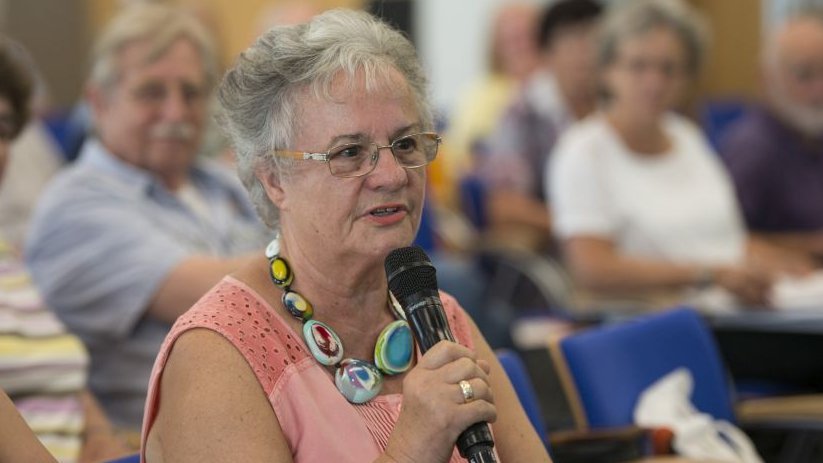 Eine Frau aus dem Publikum spricht in ein Mikrofon.
