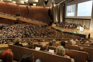 © BAGSO/Hoffmann Publikum von hinten mit Blick auf Bühne
