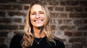 c_Beppo Lechenich Porträtfoto Silke Z.: Eine Frau mit langen blonden Haaren trägt ein dunkles Oberteil und eine Kette.