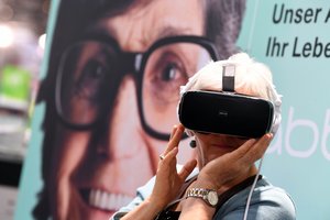 Eine Frau schaut durch einen VR-Brille