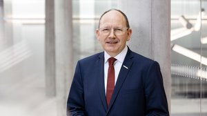 Porträtfoto des Oberbürgermeisters der Stadt Mannheim Christian Specht: Ein älterer Mann mit runder Brille trägt einen Anzug mit Krawatte.