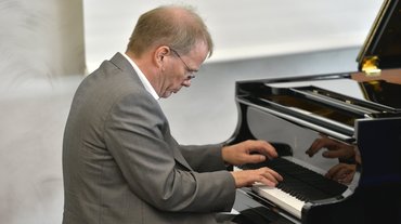 Prof Dr. Andreas Kruse spielt Klavier.