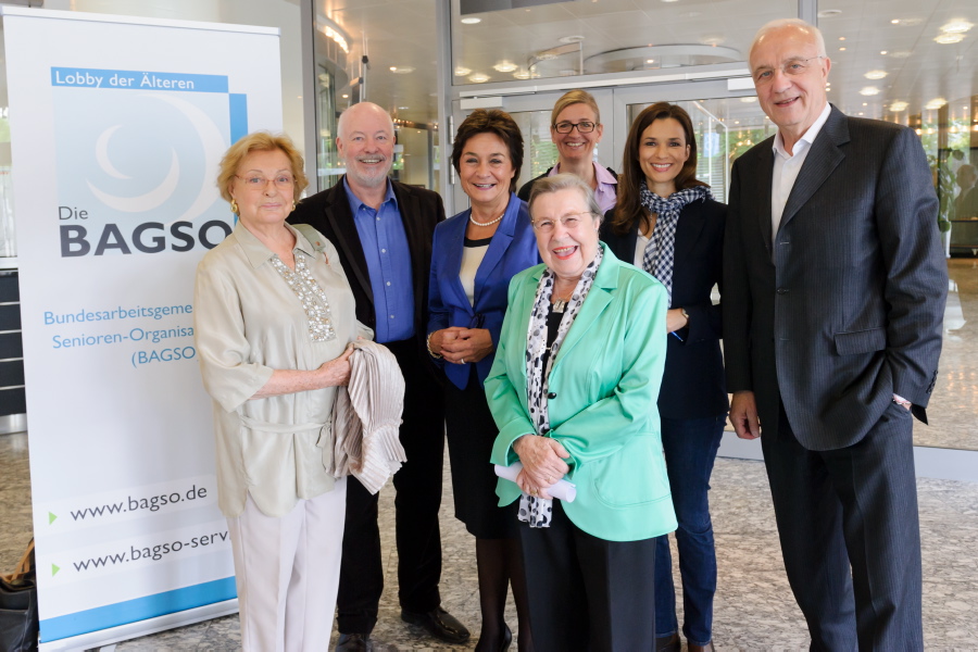 Gruppenbild: Nadja Tiller, Bill Mockridge, Hannelore Rönsch, Prof. Dr. Ursula Lehr, Claudia Röttger, Julia-Niharika Sen, Fritz Pleitgen
